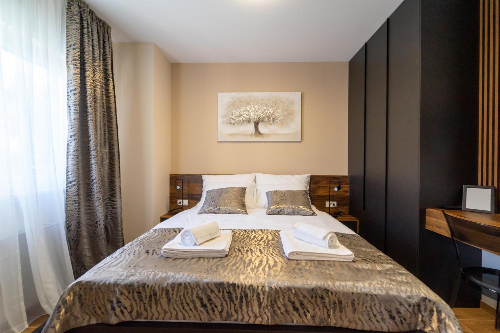 Laurier Apartma *