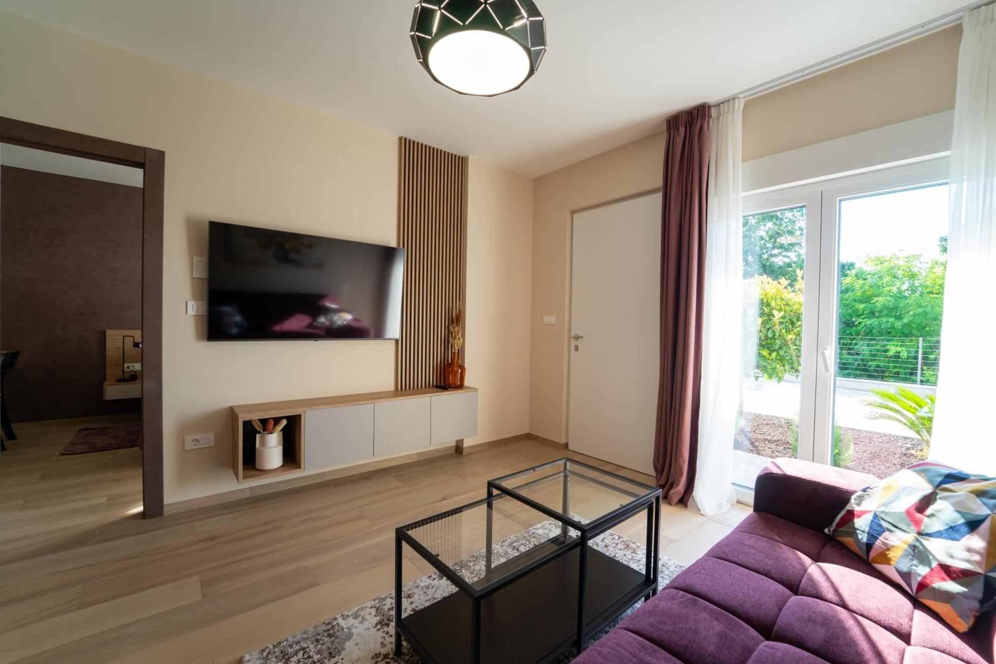 Laurier Apartma *